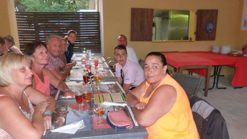 Camping La Vidaresse Hotel Sainte-Anastasie-sur-Issole Exterior foto
